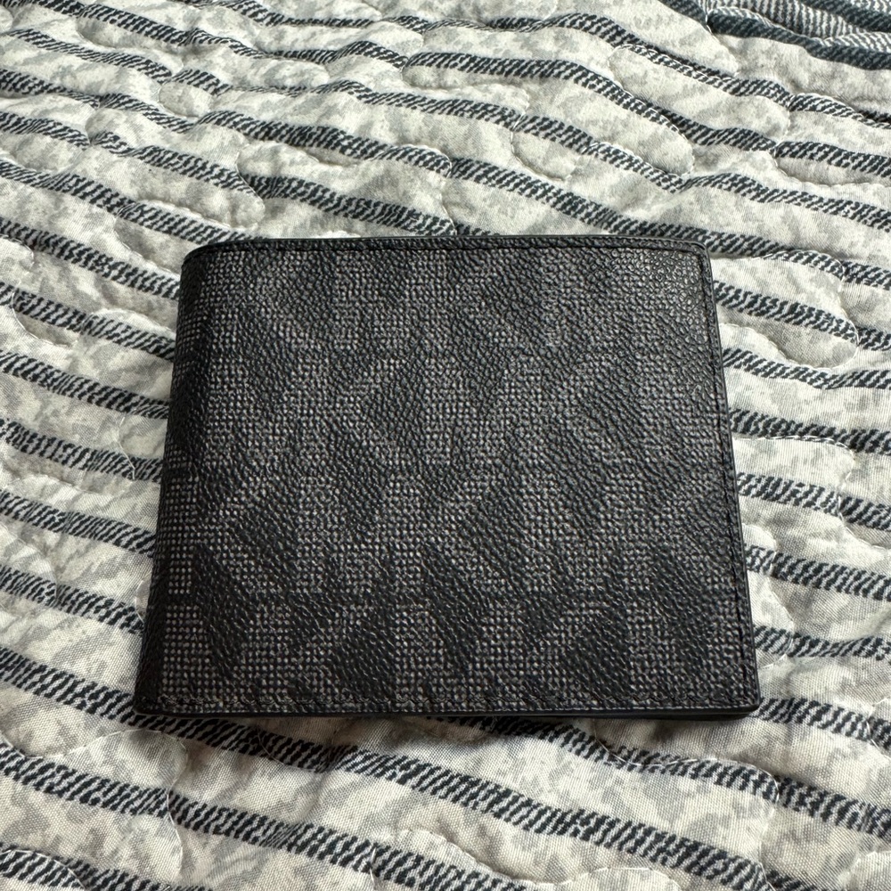 Micheal kors men’s wallet “BRAND NEW”